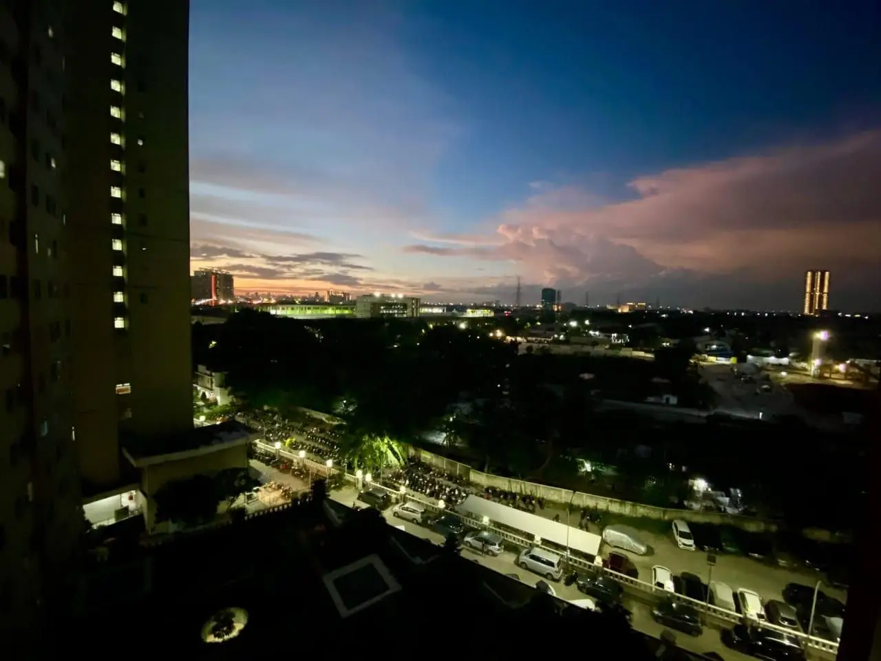 Comfy Skyview Retreat | Walk to Lrt, Mall & More