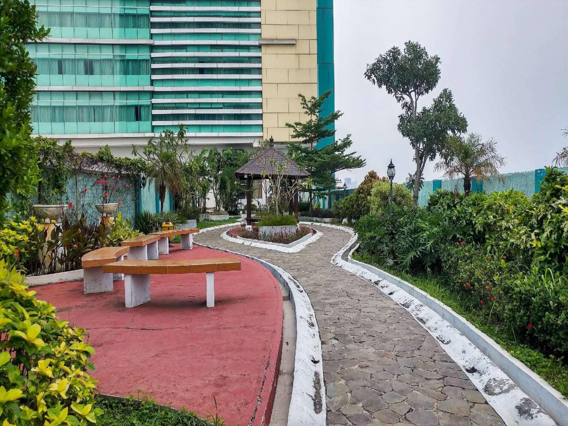 Elegant 1BR Green Central City Apt By Travelio