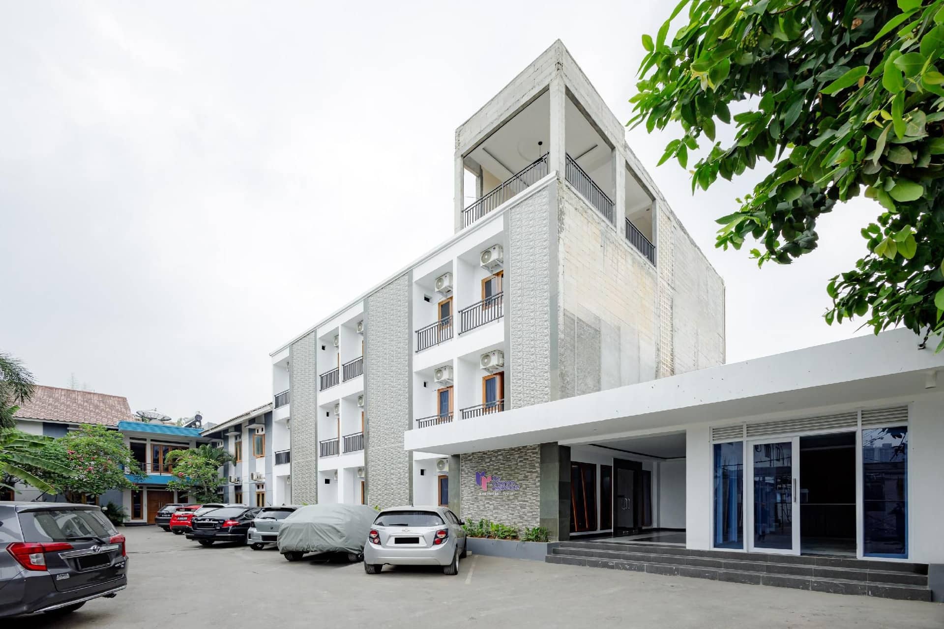 Urbanview Hotel Syariah The Ragunan Residence Cilandak