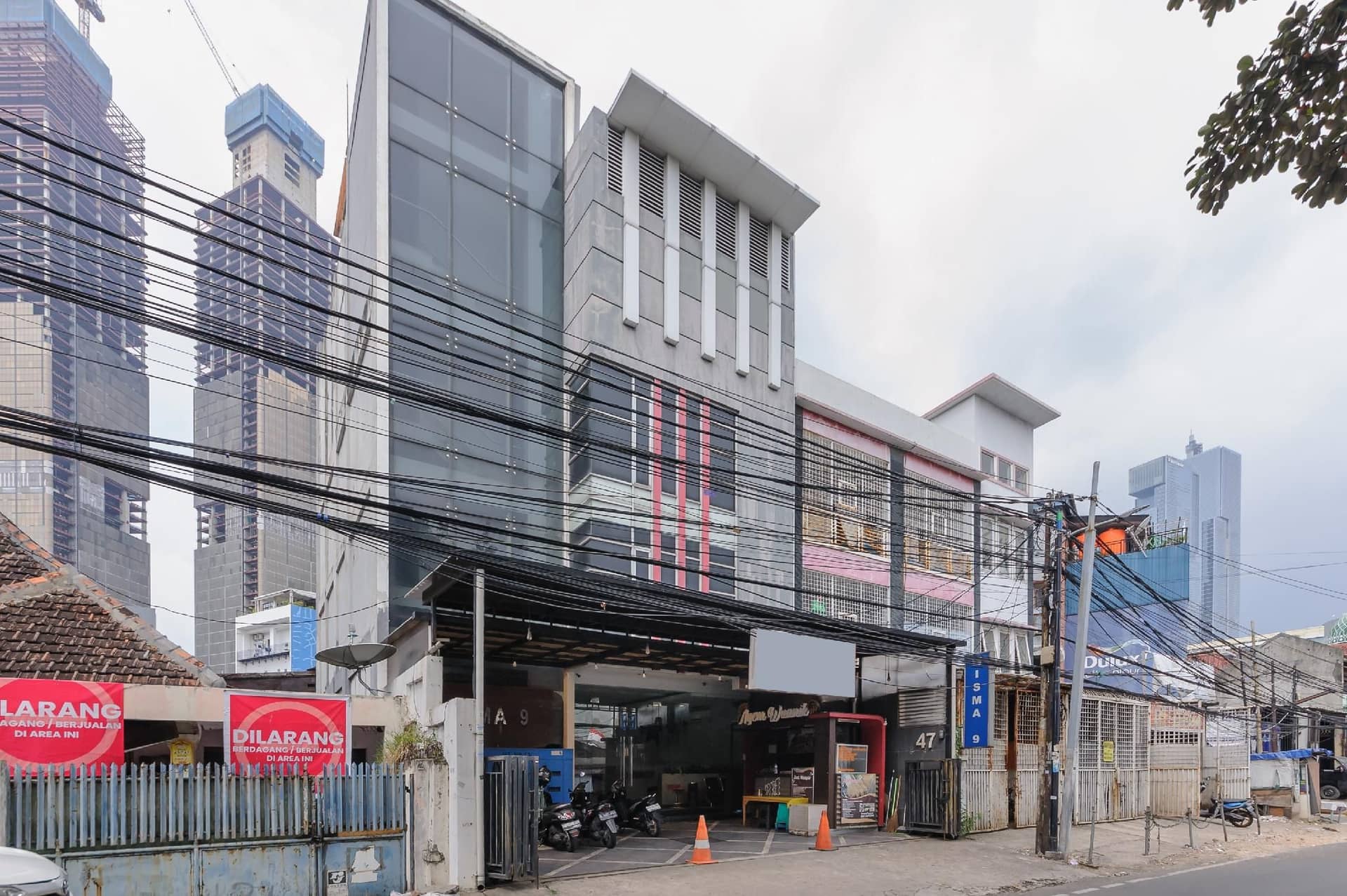 RedDoorz Plus near Grand Indonesia Jakarta
