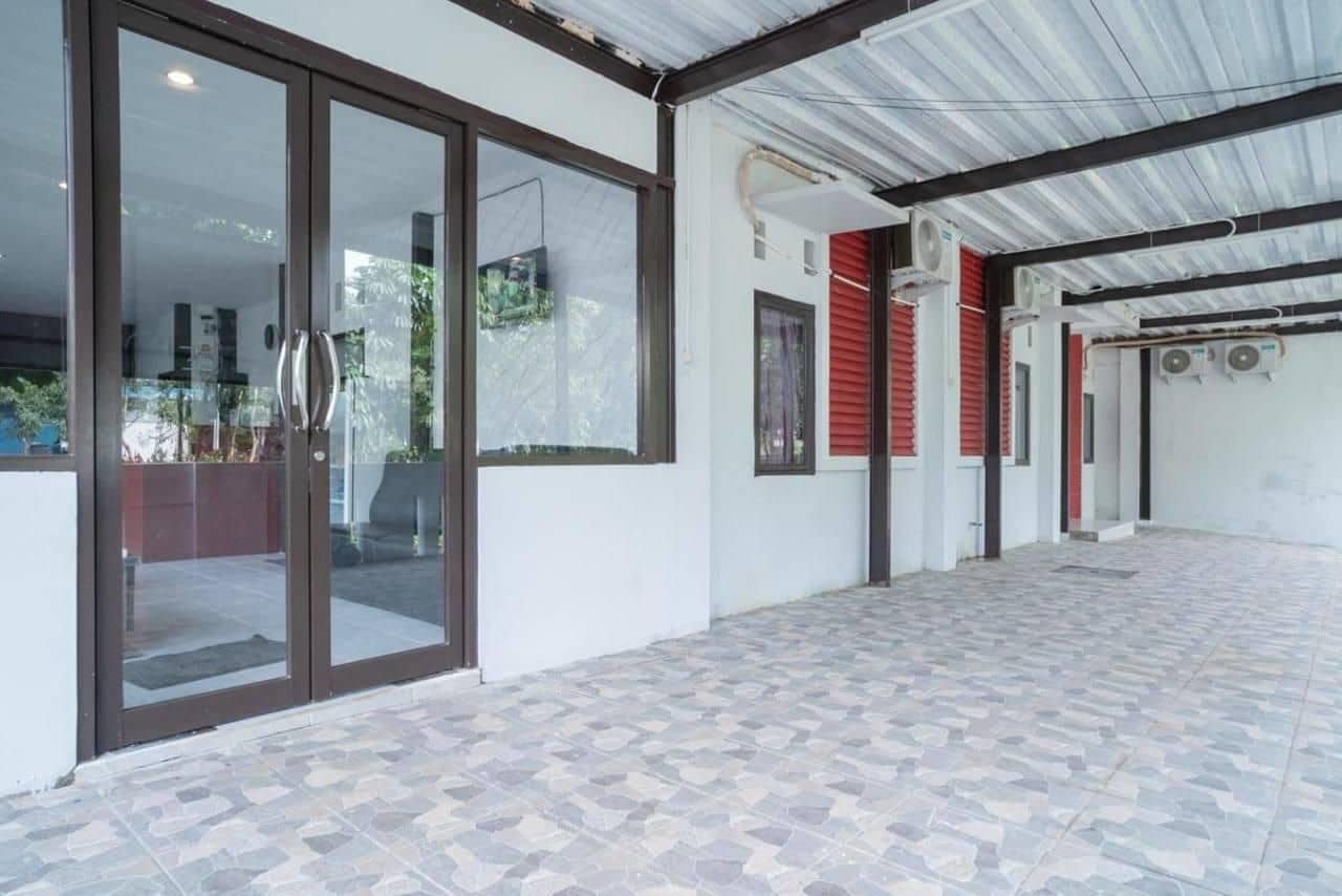 RedDoorz Plus near ITC Cempaka Mas 2