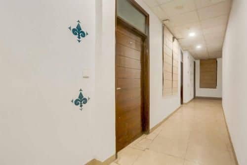 Super OYO Townhouse Anmol Residency Near Saket Metro Delhi