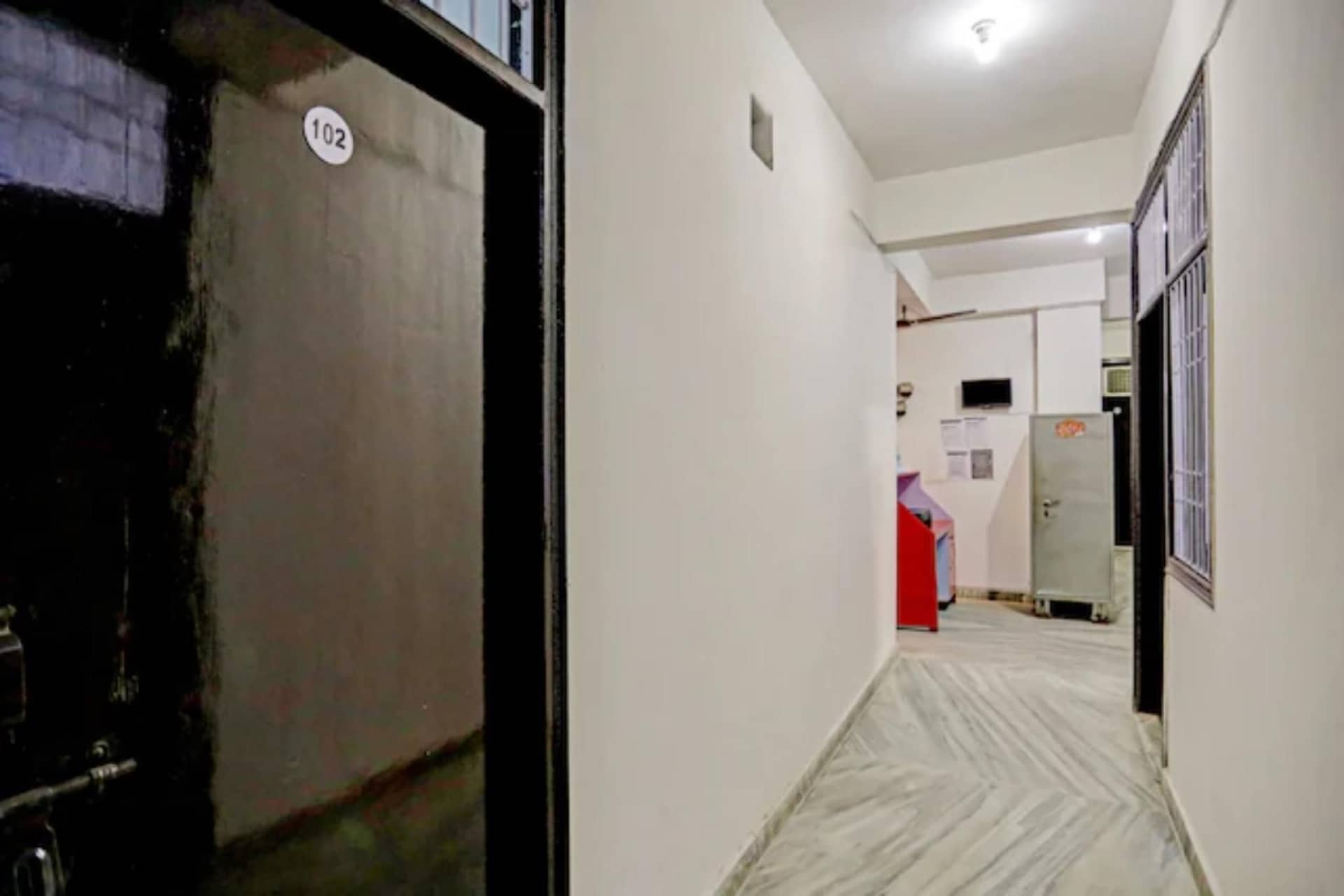 Goroomgo Raj hotel vip Noida