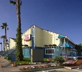 Econo Lodge Inn & Suites