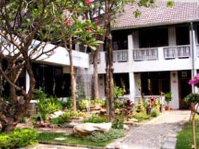 โรงแรมบ้านสวนฝน