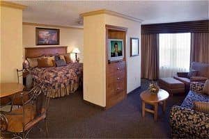 ClubHouse Hotel & Suites