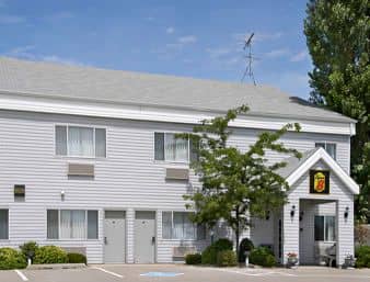 SUPER 8 WILLIAMSBURG/AMANA COLONIES AREA