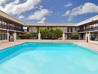 DAYS INN&SUITES CONF CENTRE