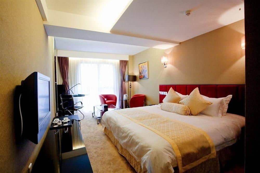 J Real Residence Suites