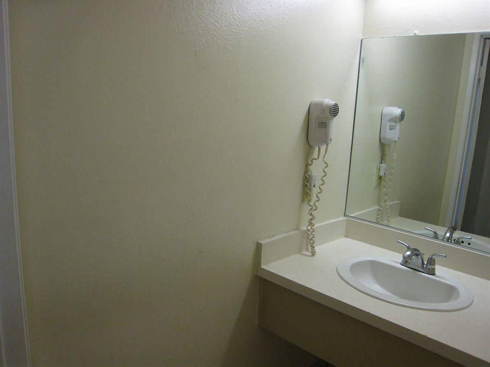 TOWN HOUSE MOTEL
