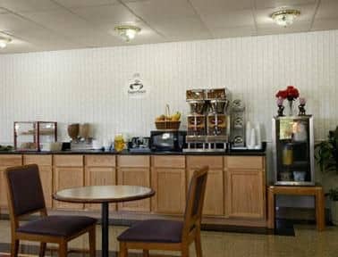 Super 8 Hotel - Williamsburg/Amana Areas