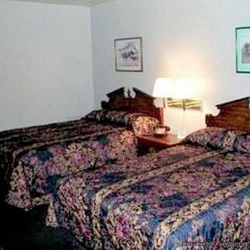 Budget Host Three Crowns Motor Lodge