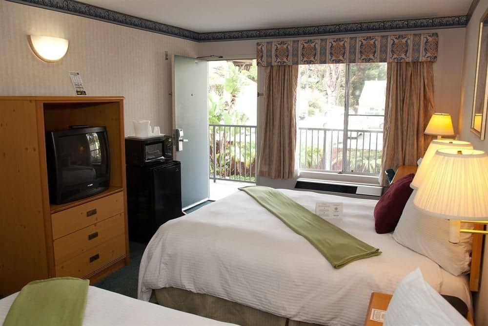 Bay Inn and Suites