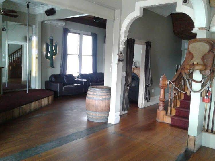 Shooters Saloon Hotel & Cabins