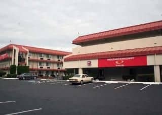 Econo Lodge Inn & Suites