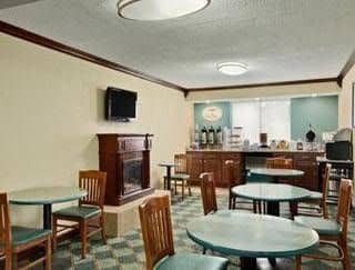 Super 8 Motel - Roseville/Detroit Area