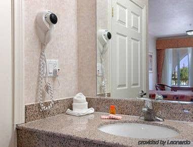 Howard Johnson Inn & Suites
