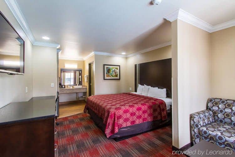 Econo Lodge Inn & Suites