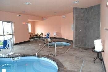 Baymont Inn & Suites Grand Forks