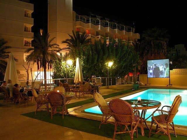 Karen Hotel (***) Karen Hotel (***)
