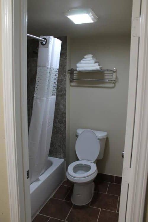 American Inn and Suites