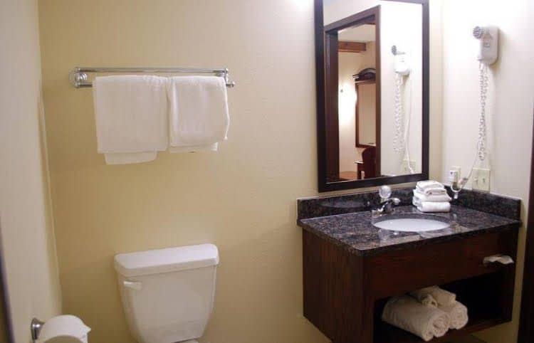Red Roof Inn TownHouse Grand Forks