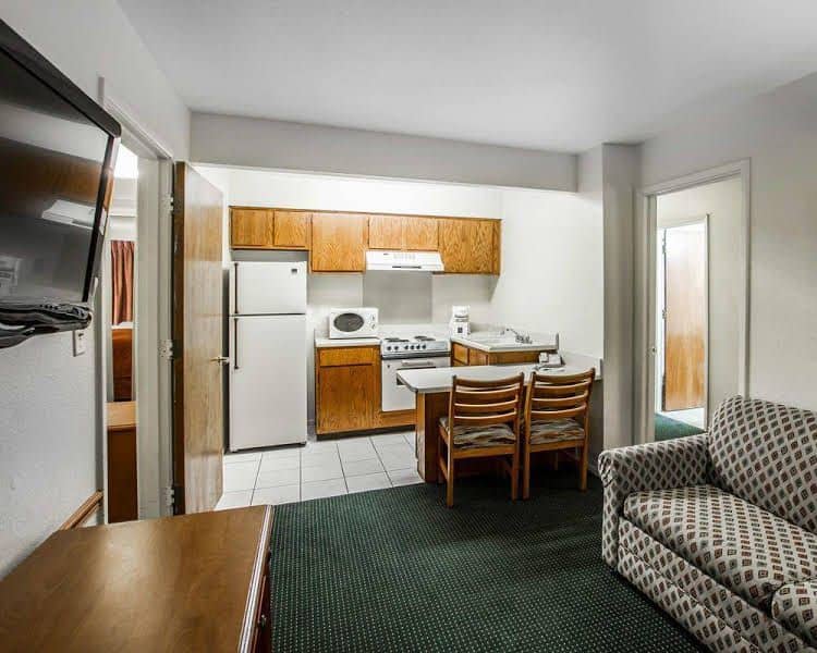 American Inn and Suites