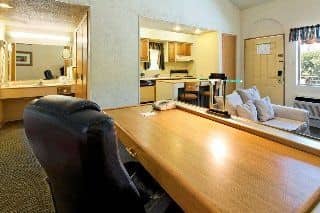 Holiday Inn & Suites