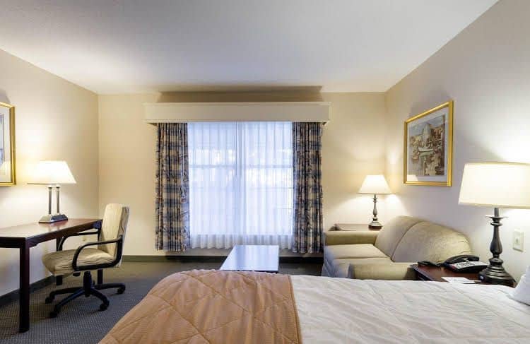 CLARION CARRIAGE HOUSE INN MARTHA`S VINEYARD