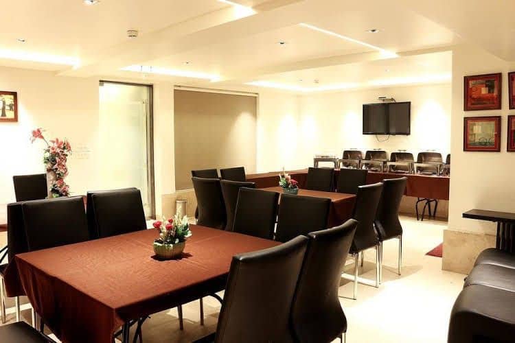 OYO Premium Harish Mukherjee Road
