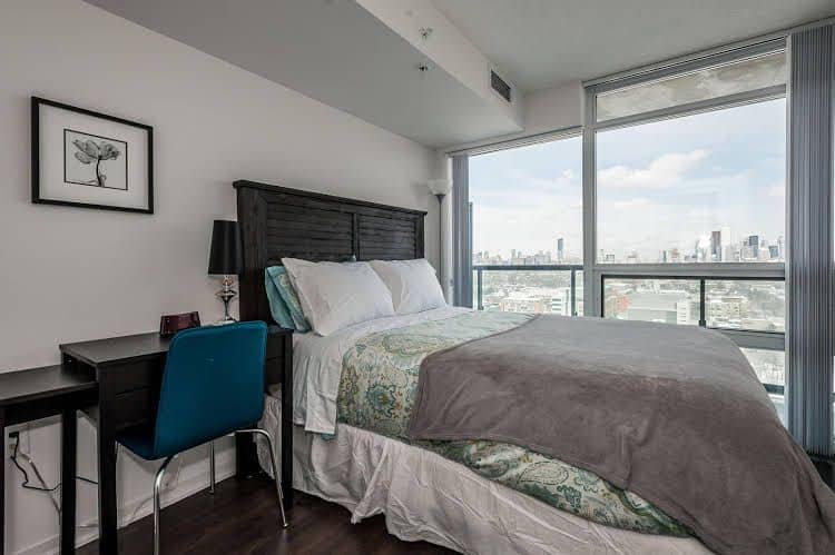 Life Suites Soho CN Tower and Lake view