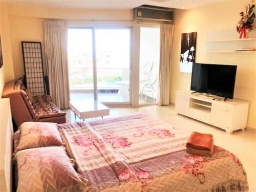 Jomtien Plaza residence large modern studio apartment