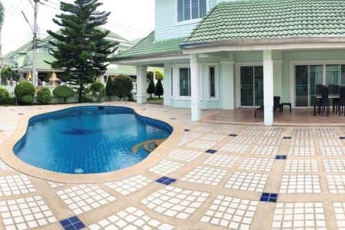 House with swimming pool