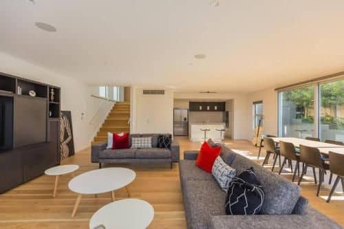 Spacious High-Spec Luxury Home with Garage Spacious High-Spec Luxury Home with Garage