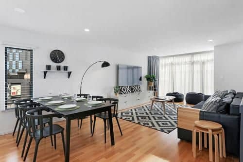 Star Struck Luxury - Inner City Townhouse