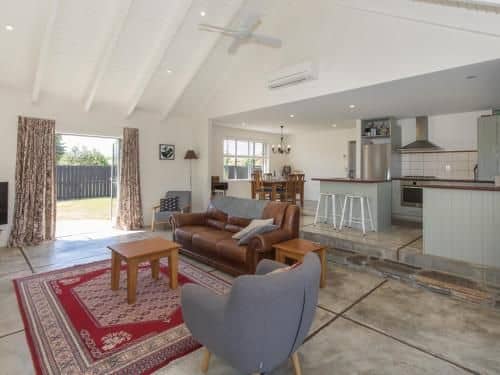 Modern Cottage Charm - Albert Town Holiday Home Only 5 Minutes From Wanaka Modern Cottage Charm - Albert Town Holiday Home Only 5 Minutes From Wanaka