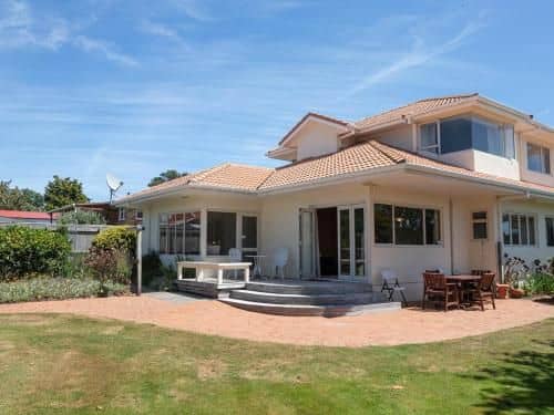 ULTIMATE IN URENUI - IN THE HEART OF THE VILLAGE ULTIMATE IN URENUI - IN THE HEART OF THE VILLAGE