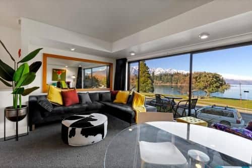 CENTRAL LAKEFRONT APARTMENT