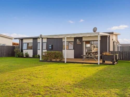 The Harbourside Bach - Matarangi Holiday Home