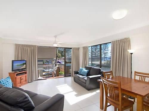 Cobden Court Unit 6 - 2 bedroom unit one street from the beach