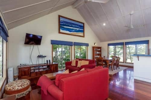 6 Ilmenite Avenue - Coastal beach shack within walking distance to patrolled beach and CBD, 6 Ilmenite Avenue - Coastal beach shack within walking distance to patrolled beach and CBD,