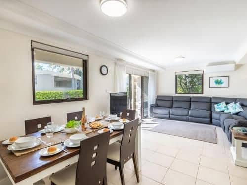 16 'Carindale' 19-23 Dowling St - Ground floor, Foxtel, Pool and Tennis Court 16 'Carindale' 19-23 Dowling St - Ground floor, Foxtel, Pool and Tennis Court