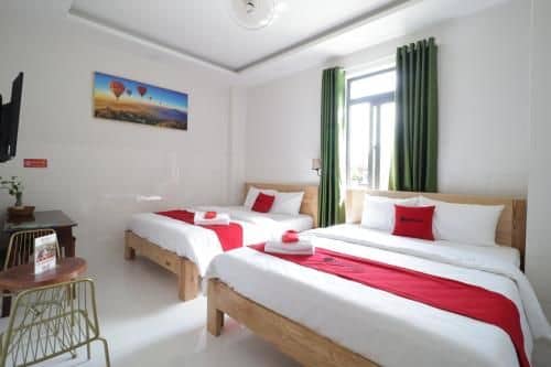 RedDoorz Lucky Hotel