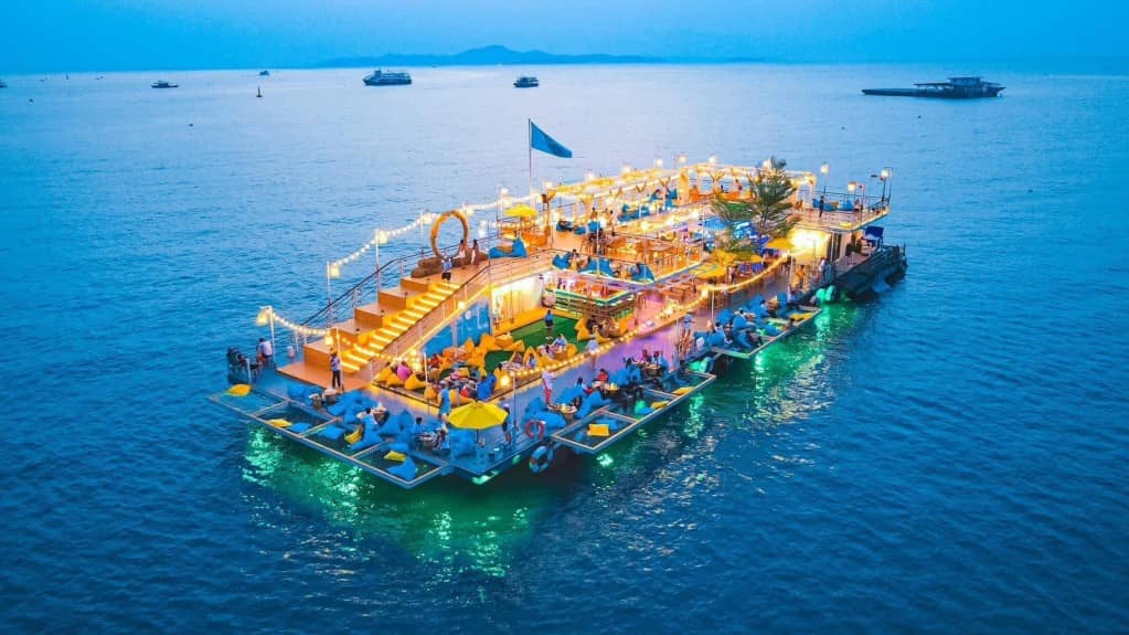 คาเฟ่ตกหมึกกลางทะเลพัทยา Tappia Floating