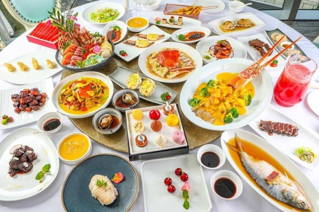 【ประเทศจีน】บุฟเฟ่ต์อาหารนานาชาติ Yuet Tai สำหรับ 2 ท่าน (รวมบัตรเข้าชมสถานที่ท่องเที่ยวชั้น 88 ของอาคาร Jinmao Tower จำนวน 2 ใบ)
