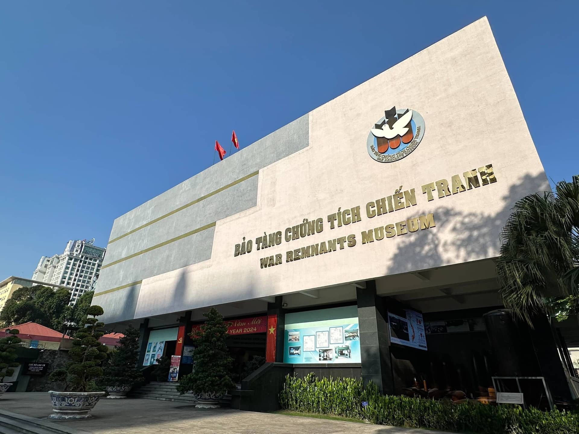 War Remnants Museum and Independence Palace Walking Tour Trips and Day Trips