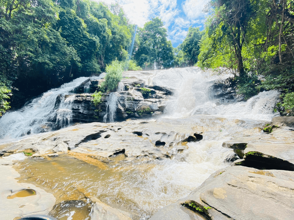 ทัวร์วันเดียว - อุทยานแห่งชาติดอยอินทนนท์และผาดอกเสี้ยว