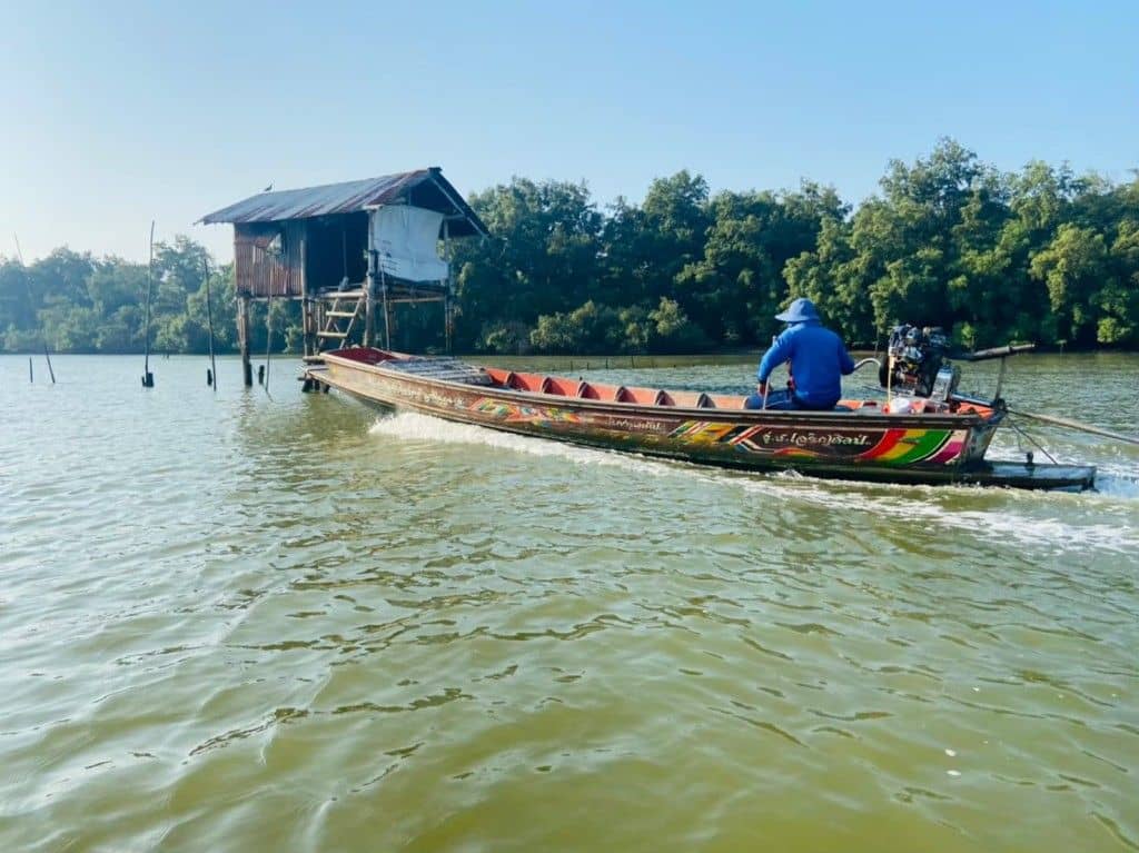 เที่ยวตลาดรถไฟร่มหุบ สัมผัสวิถีชีวิตชุมชนคลองโคน ชมธรรมชาติป่าชายเลน สมุทรสงคราม มัคคุเทศก์และรถรับ-ส่งจากกรุงเทพฯ ทริปเที่ยว และเดย์ทริป