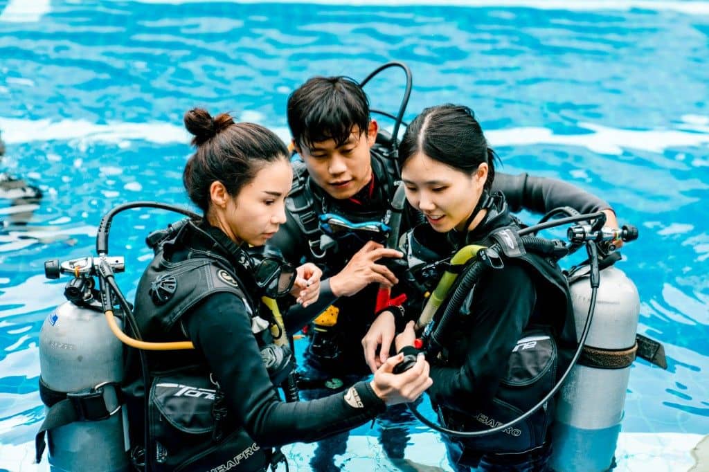 ทบทวนทักษะการดำน้ำในสระว่ายน้ำ ครึ่งวัน ทริปเที่ยว และเดย์ทริป
