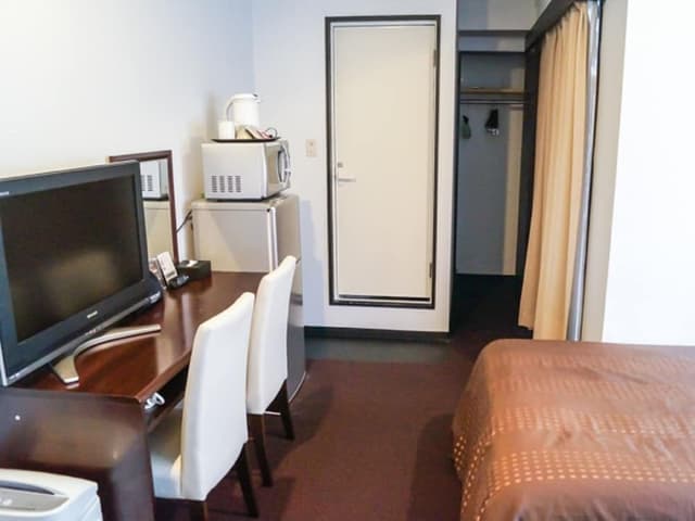 Twin Room, Smoking